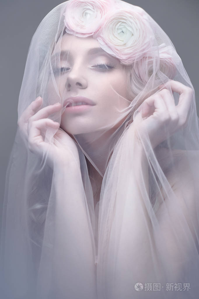 一个小女孩在她脸上的面纱的新娘的形象.