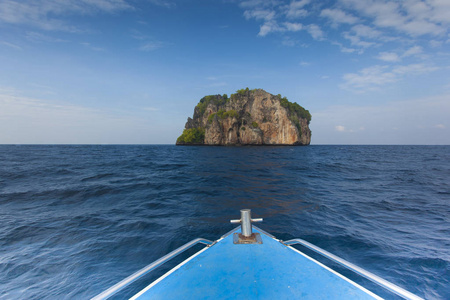 船的尖端风景泰国海和海岛.冒险和旅行概念.风景秀丽.海景照片