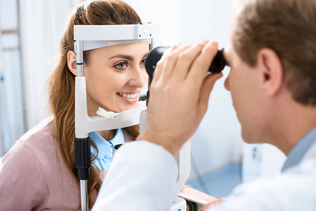眼科医生用狭缝灯检查病人视力的临床观察