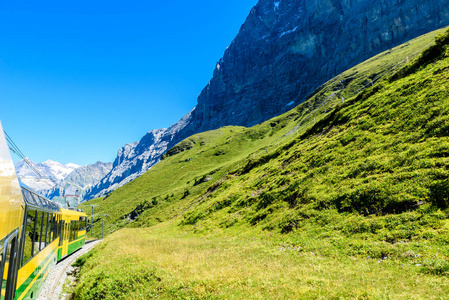 格林德沃和 Jungfraujoch 站之间的著名火车铁路到欧洲的顶部, 瑞士