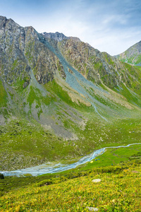 山区河流中绿色的山坡，Kyrgyzst 流动