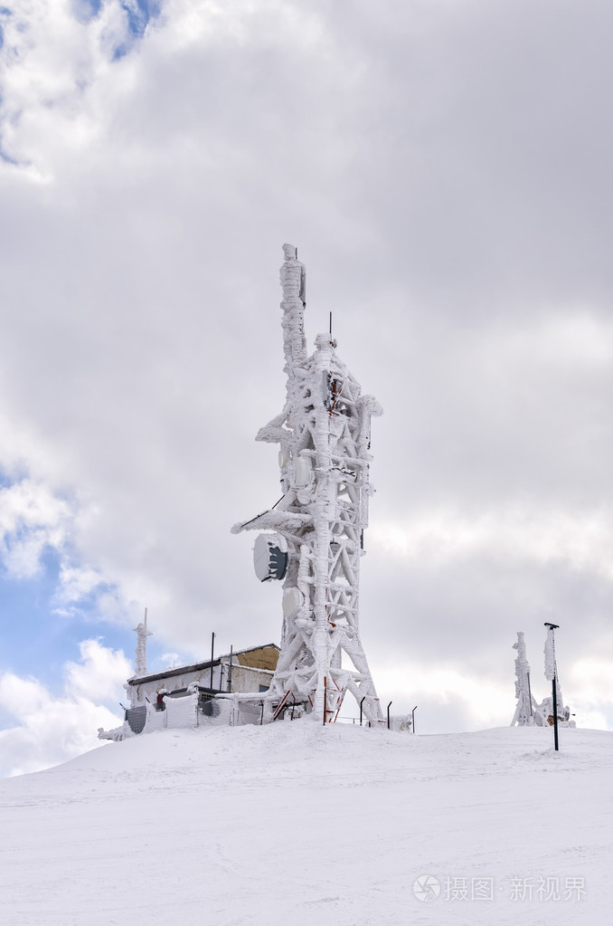 在冬季黄金，希腊，在一座山上的电信塔