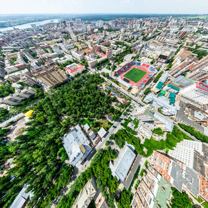 与空中城市景观 十字路口 道路 房屋 建筑物 公园及停车场。阳光灿烂的夏天全景图像