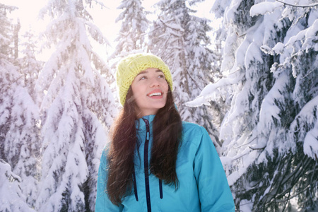 享受雪山美景的女人