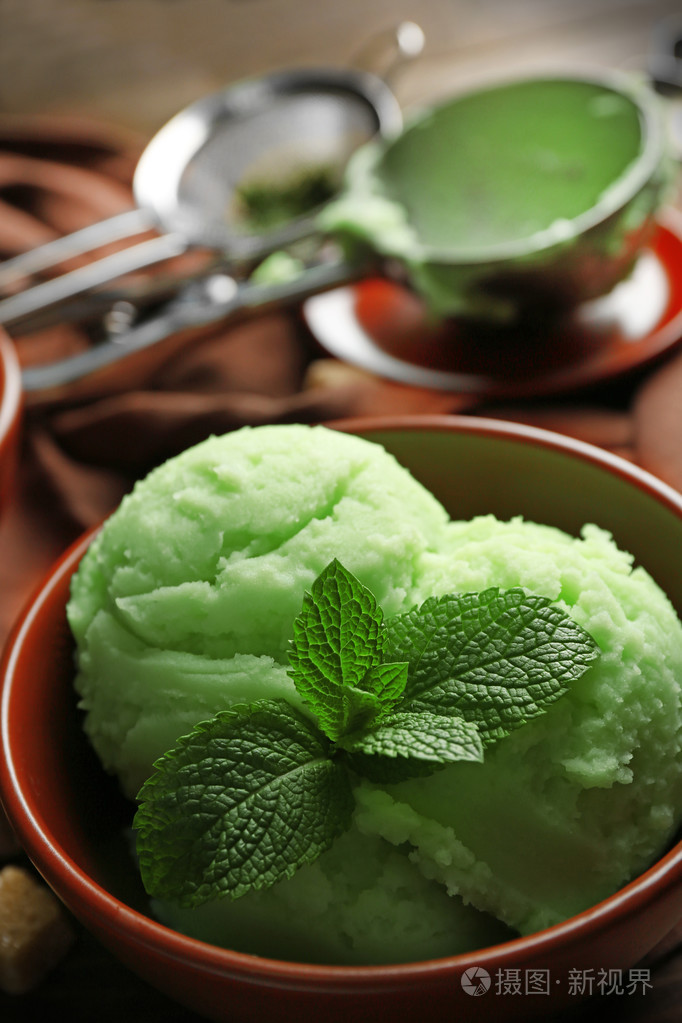自制绿茶冰淇淋上深色木制背景