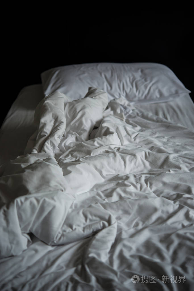 皱折的床卧室白色凌乱枕头装饰