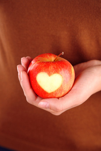 红红的苹果，用手中的心