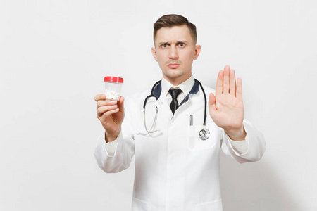 医生的人显示停止手势与棕榈孤立的白色背景。男性医生在医疗制服, 听诊器持有白药丸瓶。医护人员, 健康, 医学概念