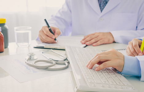医生在医院办公室工作照片