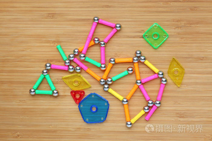 孩子大脑发育在木板上的磁铁玩具