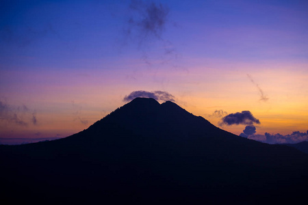 印度尼西亚巴厘岛金塔玛尼苏黑巴托尔的日出和薄雾。苏黑巴托尔的日出观, 自然景观