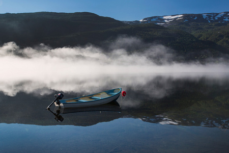 在湖上划船与雾