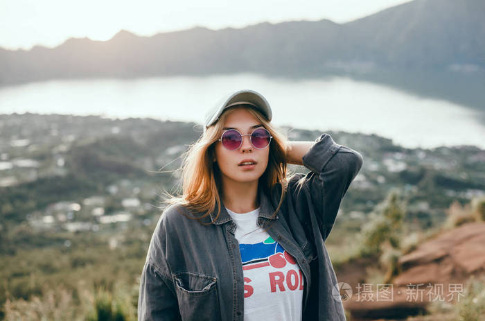 年轻的背包客沿山旅行, 快乐的女性漫步发现世界, 暑假概念, 手上