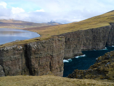 法罗群岛 leitisvatn 的悬崖和湖泊