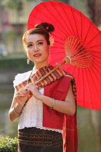 打着红伞的泰国美女图片