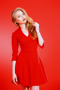 穿红衣服的女人照片