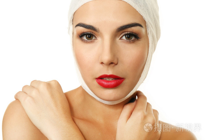 年轻美丽的女子和她头上的纱布绷带上白色孤立