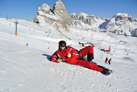在红色 coustume 躺在雪上滑雪