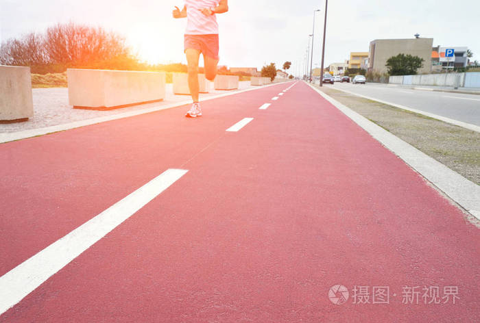 日落时红色跑道跑步人