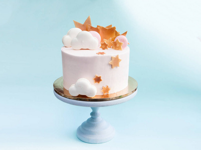 生日层状蛋糕 macaron 云与巧克力金色的星星