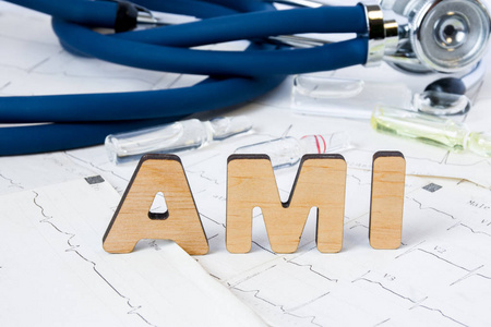 Tia 缩写或简称医学概念或诊断短暂性缺血性发作或小脑卒中 词tia 站立在脑子 听诊器和药物 的模型之间在安瓿或小瓶照片 正版商用图片0g4m4t 摄图新视界