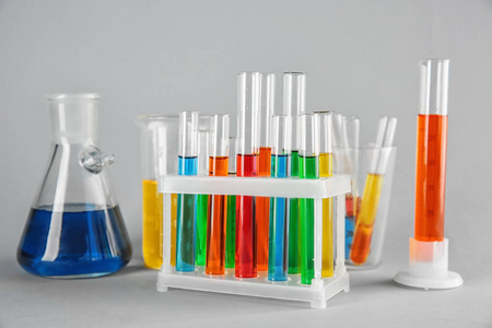 颜色背景彩色样品的化学玻璃器皿