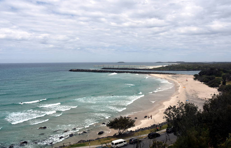 Duranbah 海滩和 breakwall 在一个多云的日子在花呢河入口处。Duranbah 海滩, 官方称为弗拉格斯塔夫海滩