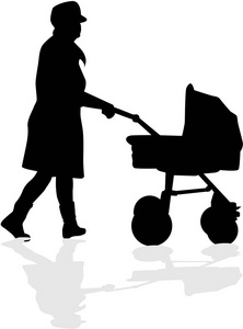 母亲带着孩子在婴儿车厢里散步。