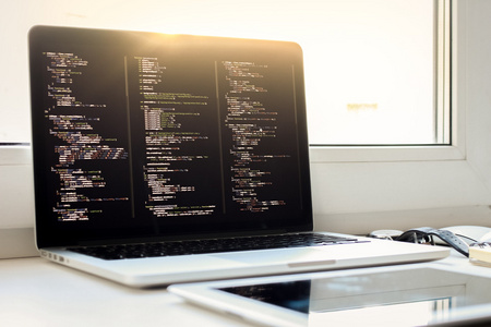 代码电脑在笔记本电脑屏幕上,web 开发的 js 代码照片