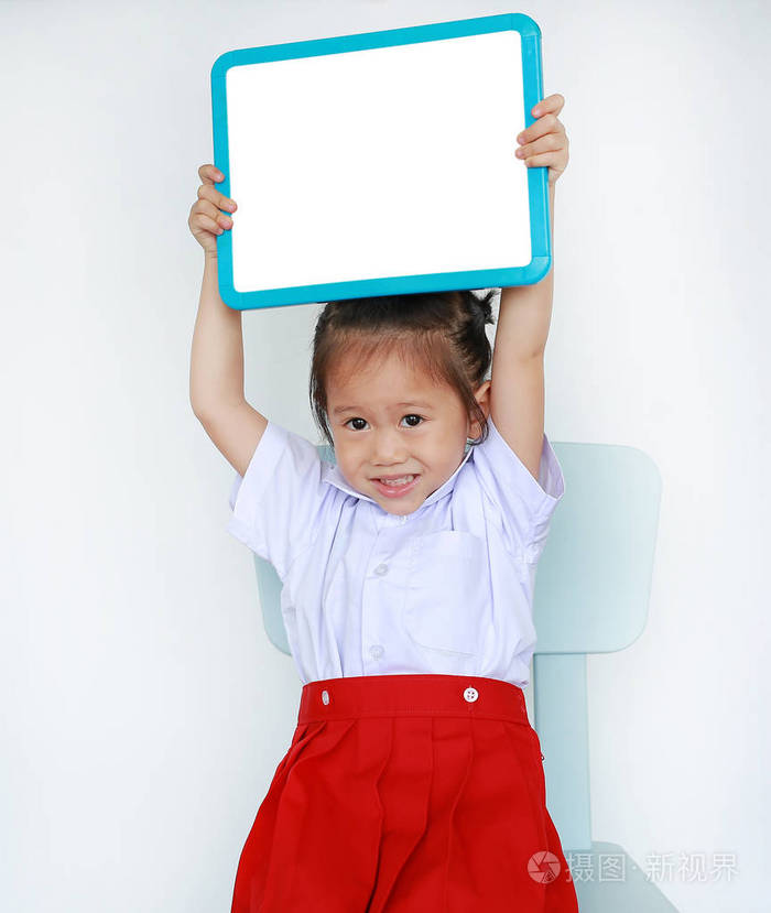 在学校制服的亚洲儿童保持空白白板在白色背景下隔离