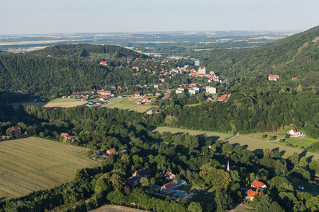 Klodzko 市附近的中阴身镇鸟瞰图