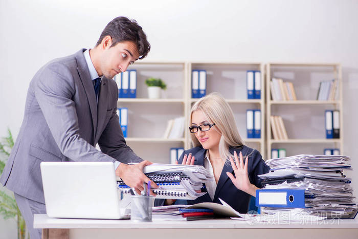 老板给他的助理秘书带来额外的工作