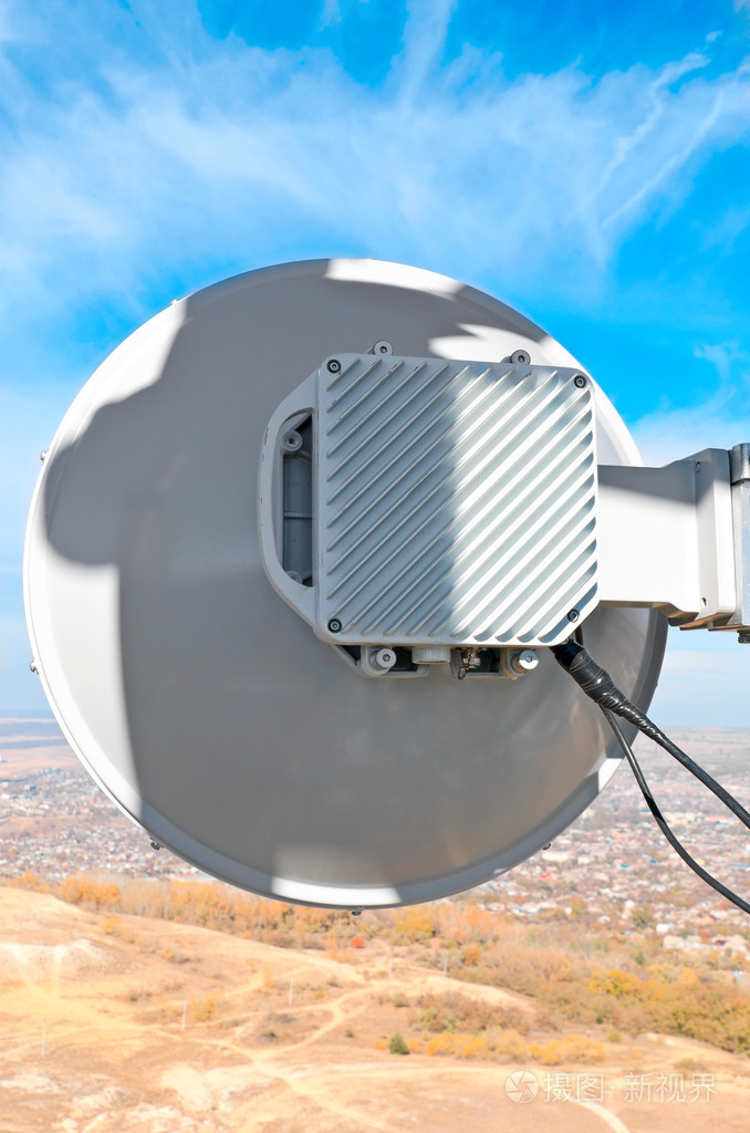 蓝色的天空映衬天线蜂窝基站