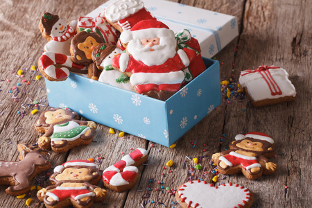 美丽圣诞姜饼在一个礼品盒。按