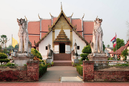 这座建筑是 Phum 寺里的佛寺。