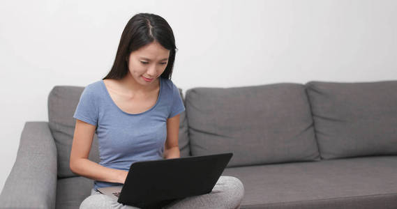 女人在家里使用笔记本计算机