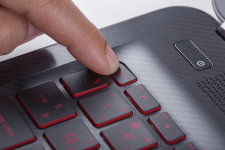 手指推笔记本电脑键盘上的 esc 键按钮
