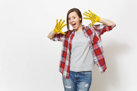 年轻的乐趣疯狂的美丽的女人显示手在建筑黄色手套与有趣的打印隔离在白色背景。装修房配件。修复家庭概念。广告专区