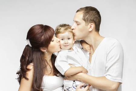 家庭亲吻, 母亲父亲亲吻孩子, 父母和孩子在白色背景下