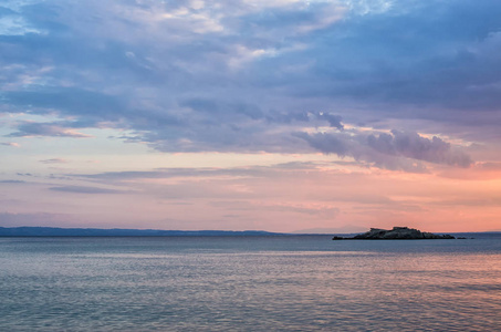 黄昏，遮阳伞和，，希臘的大海和天空色彩绚烂