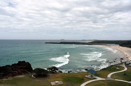 Duranbah 海滩和 breakwall 在一个多云的日子在花呢河入口处。Duranbah 海滩, 官方称为弗拉格斯塔夫海滩