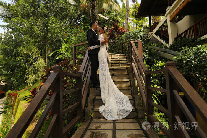 新娘和新郎在巴厘岛度蜜月