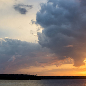 风景秀丽的湖在日落, 森林的湖, 安大略, 加拿大