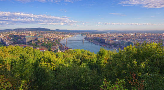 布达佩斯的城市风光, 匈牙利在阳光明媚的日子里