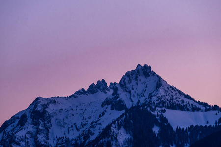 紫罗兰色日落在山里