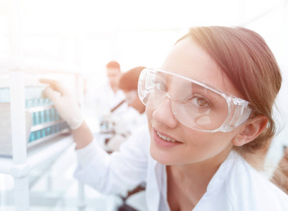 年轻女科学家在防护眼镜藏品试管