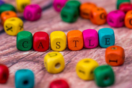 城堡用彩色木质立方体在书桌上创建的词