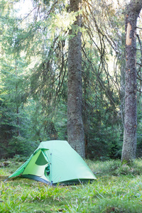 与在森林多彩色帐篷露营区