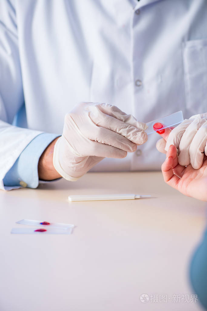 医生从手指上抽取血样