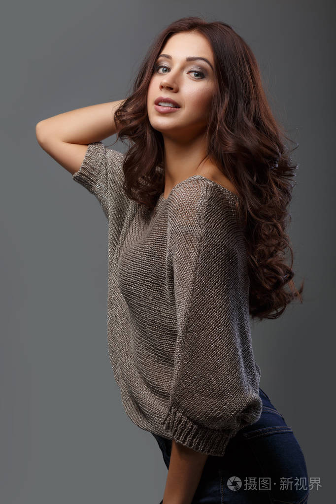 有光泽长发的黑发女人